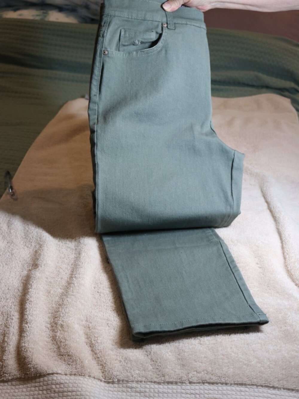 Women's Gloria Vanderbilt sage green jeans, size 10. New